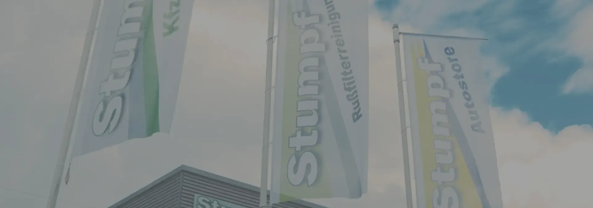 Firmengelände von Kfz-Technik Stumpf mit Fahnen