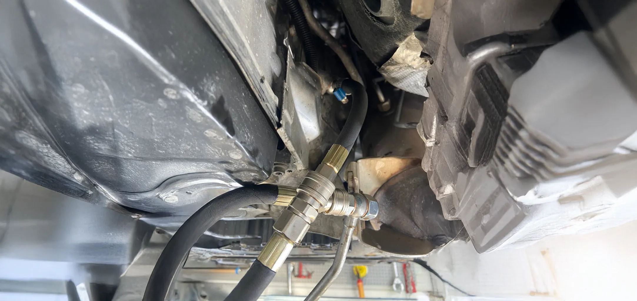 Spülschläuche am Automatikgetriebe eines Fahrzeugs bei der Getriebespülung in der Werkstatt von Kfz-Technik Stumpf